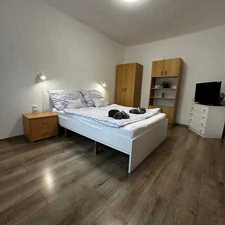 Arnold Apartmanhaz Buk